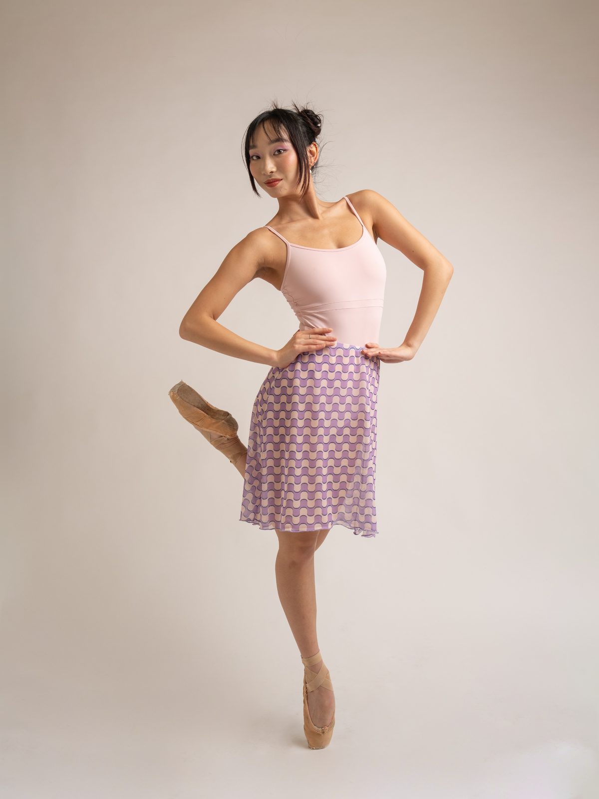 Dancer in a dotted skirt in retiré